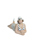 Deko Figur Frau liegend – Moderne Wohnskulptur