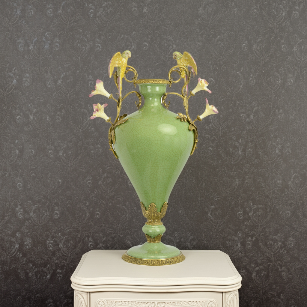 Porzellanvase mit Bronzemontage