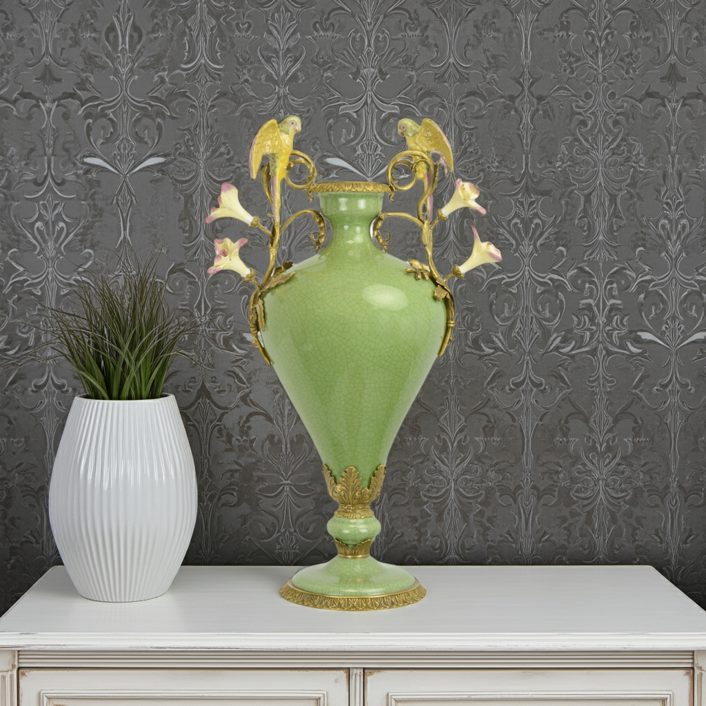Porzellanvase mit Bronzemontage