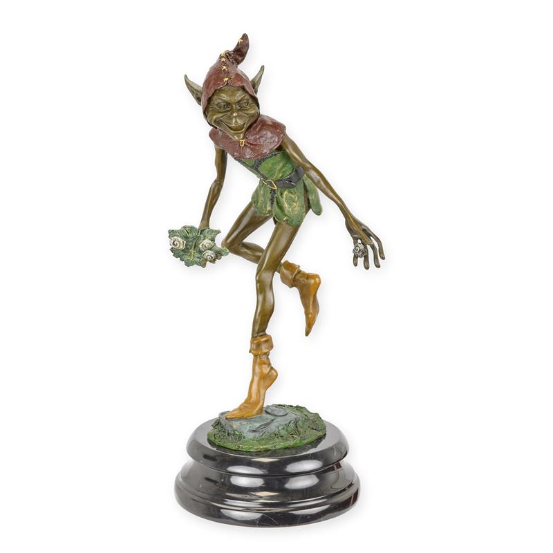 BRONZESKULPTUR EINES GOBLIN MIT SCHNECKEN AUF EINEM BLATT