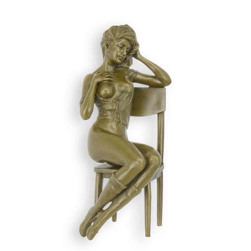 BRONZE-SKULPTUR FRAU AUF EINEM STUHL