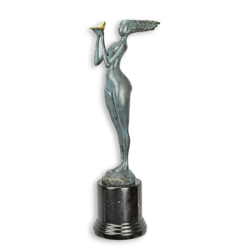 Bronzeskulptur einer Frau mit einer Taube