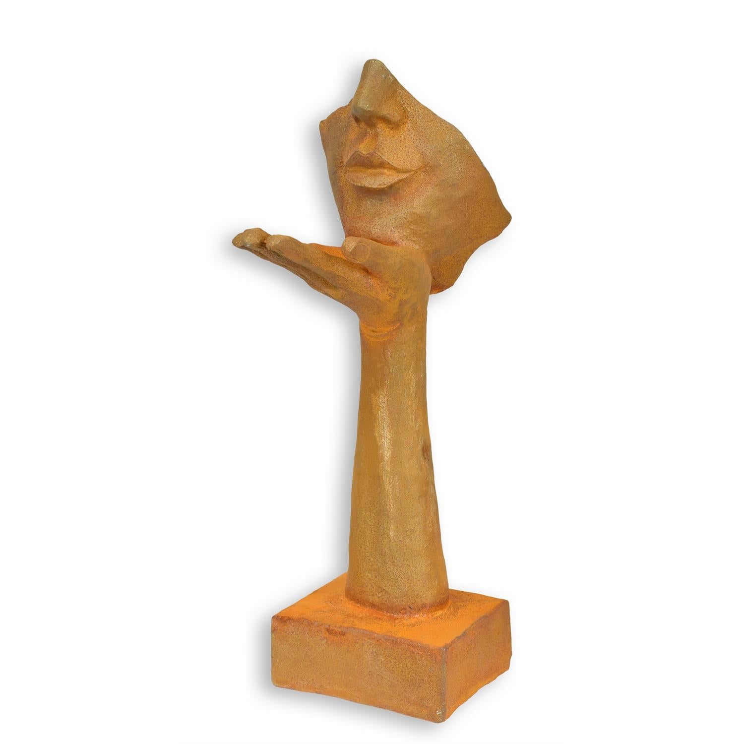 Rostige Gusseisenfigur eines Schlagkusses