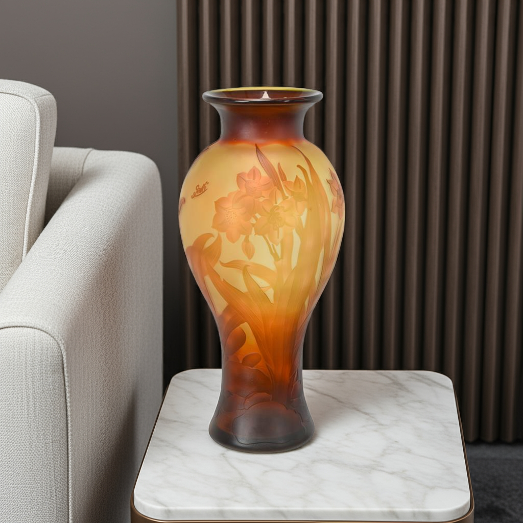 'CAMEO GLAS BALUSTER VASE ''DAFFODIL'''