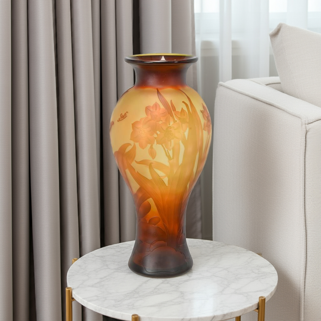 'CAMEO GLAS BALUSTER VASE ''DAFFODIL'''